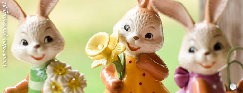 Figurka Rabbit Girl "A Floral Greeting"
