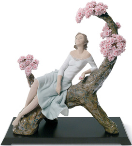 Figurka Kobieta wśród kwiatów wiśni